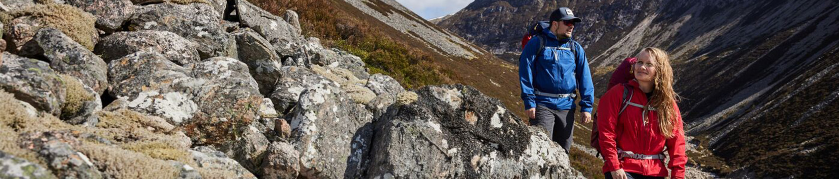 Man en vrouw lopen door berggebied