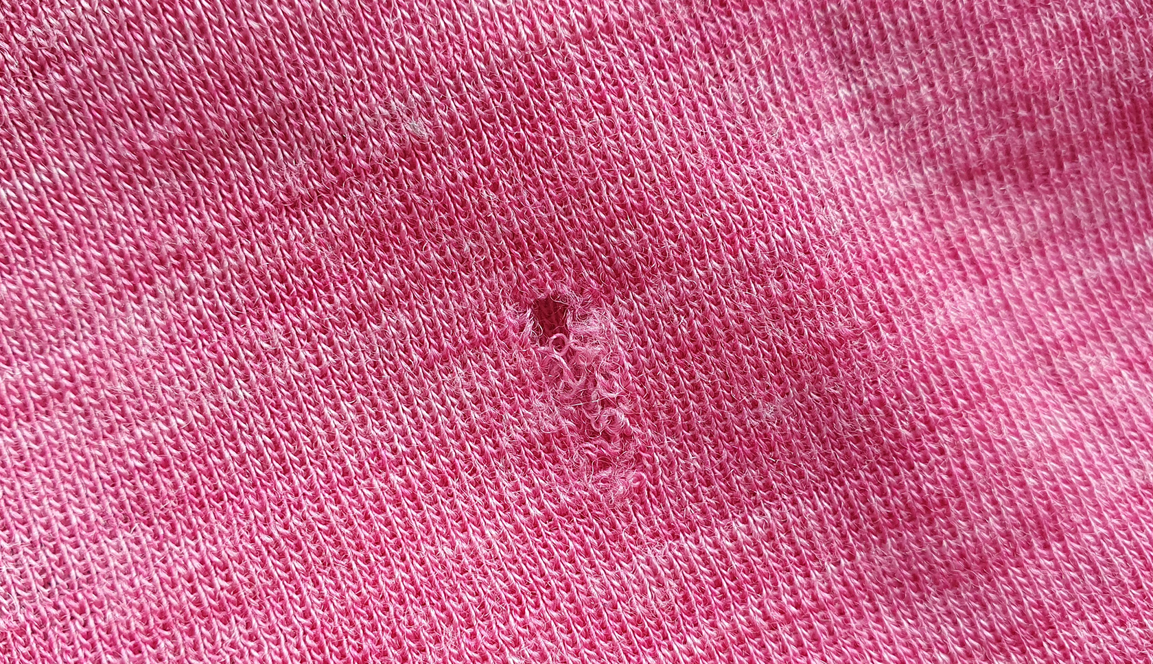 gat in merinowollen kledingstuk