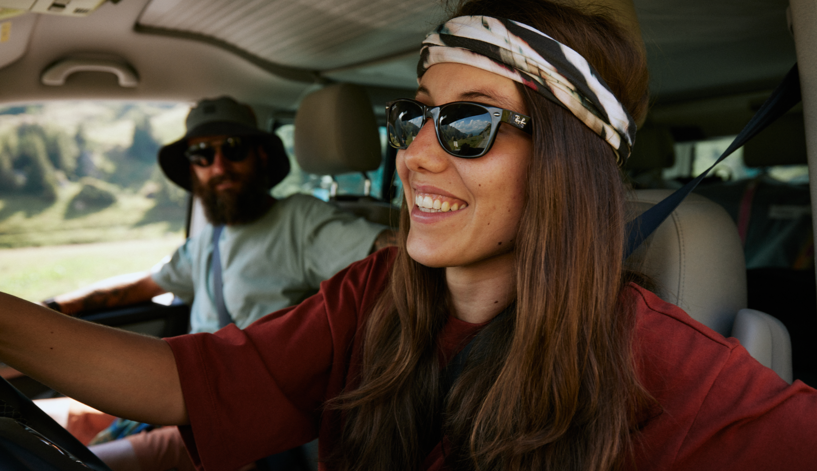 vrouw draagt buff in de auto 