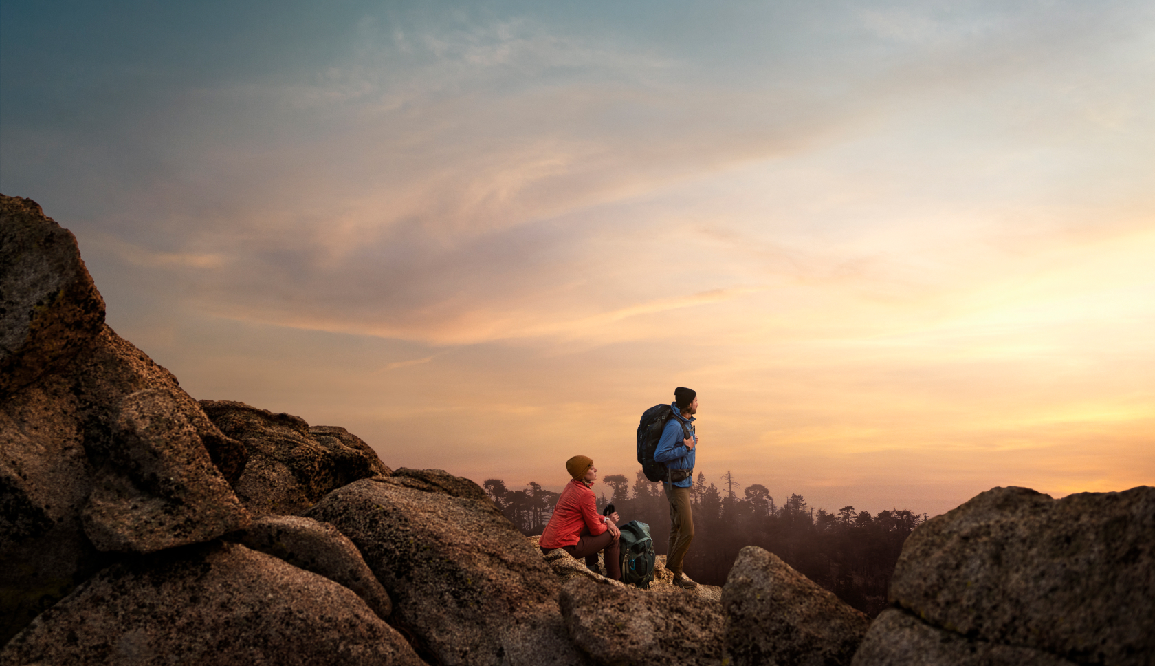 Twee personen staan in de bergen.