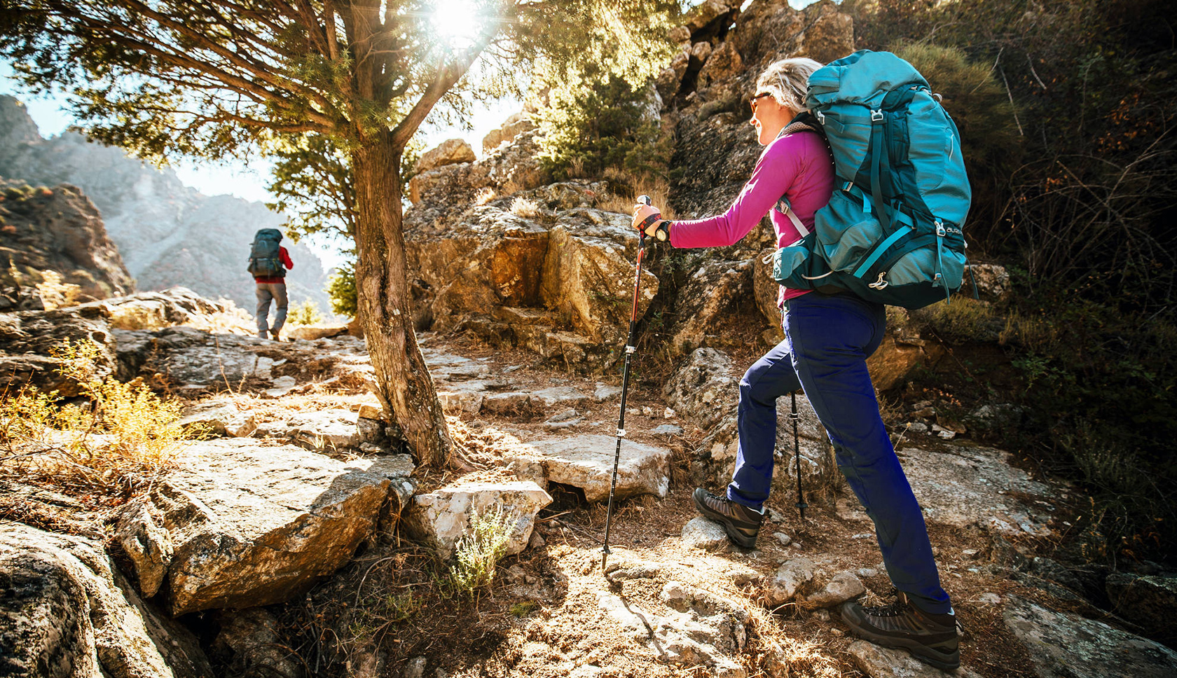 vrouw met osprey rugzak in gesteend gebied
