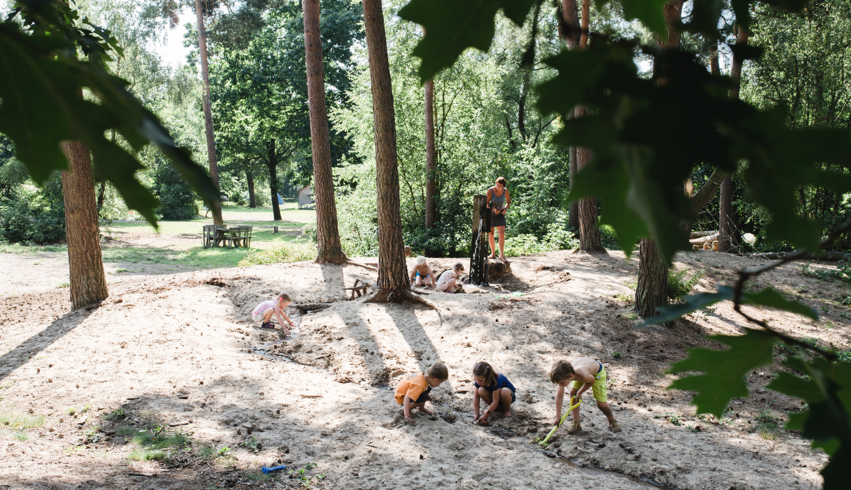 Een man en vrouw lopen naast elkaar over een open landschap