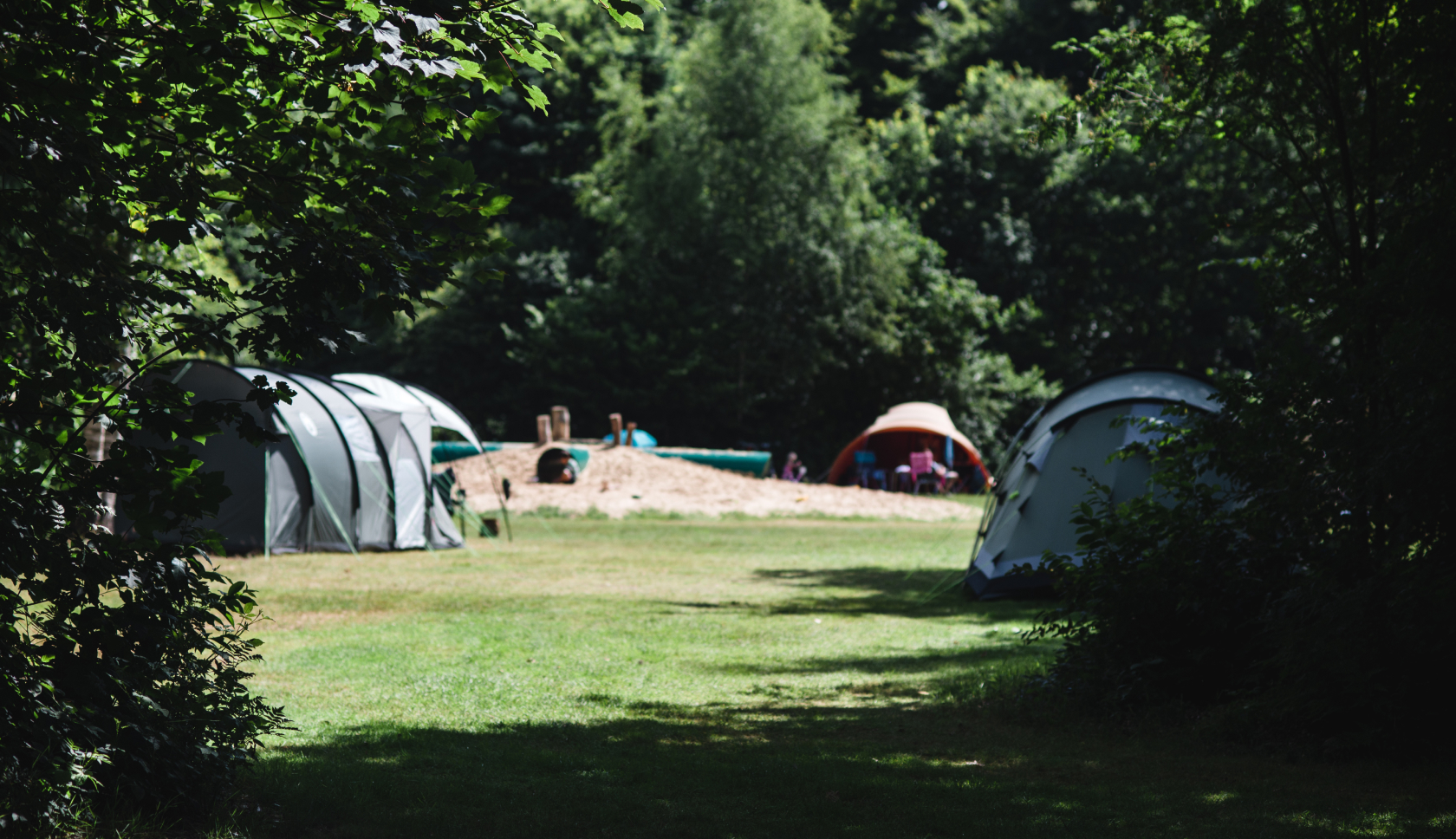 Een man en vrouw lopen naast elkaar over een open landschap