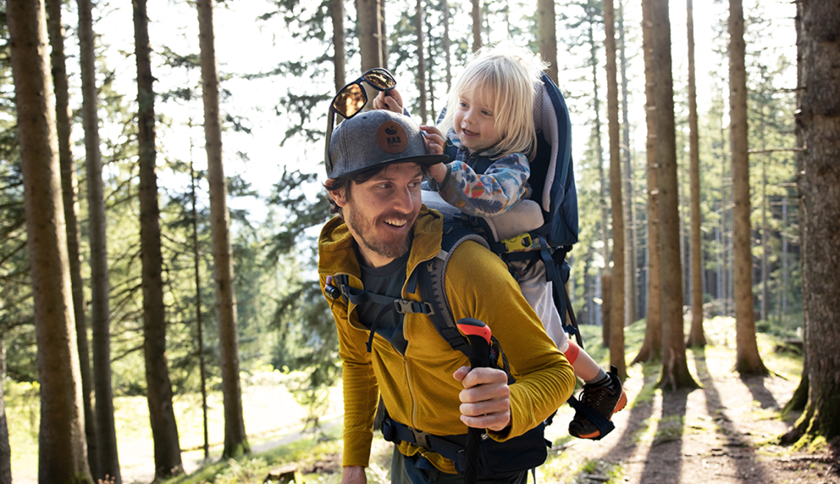 Een berghut in gouden licht omhuld, met koeien voor de deur