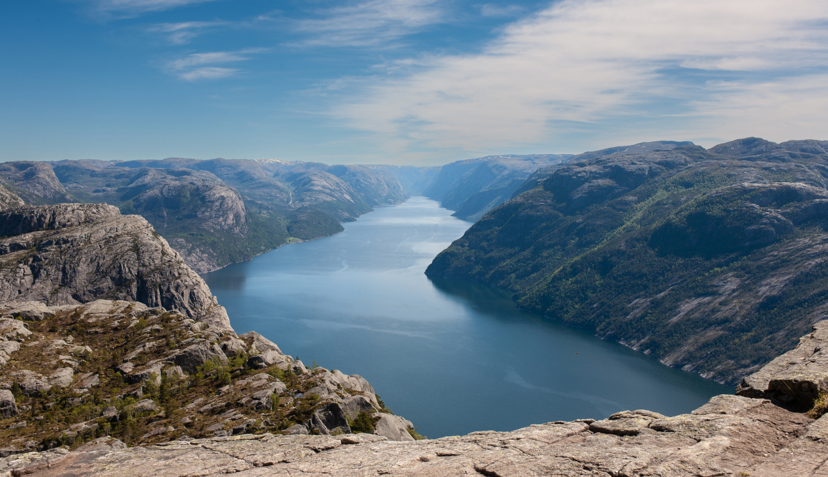 Met mooi weer kleurt de Lysefjord in Noorwegen prachtig blauw