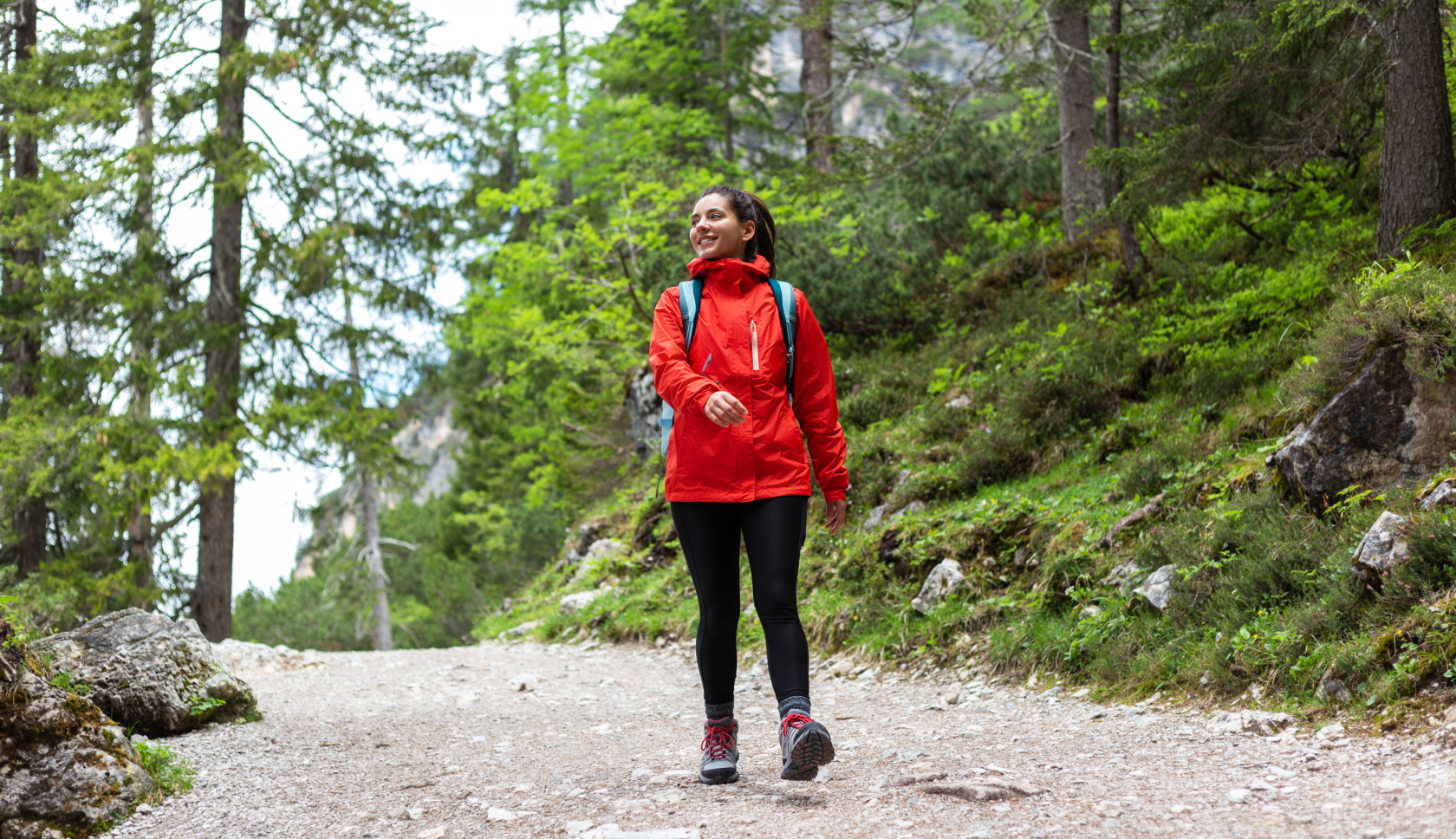 jonge vrouw wandelt door het bos