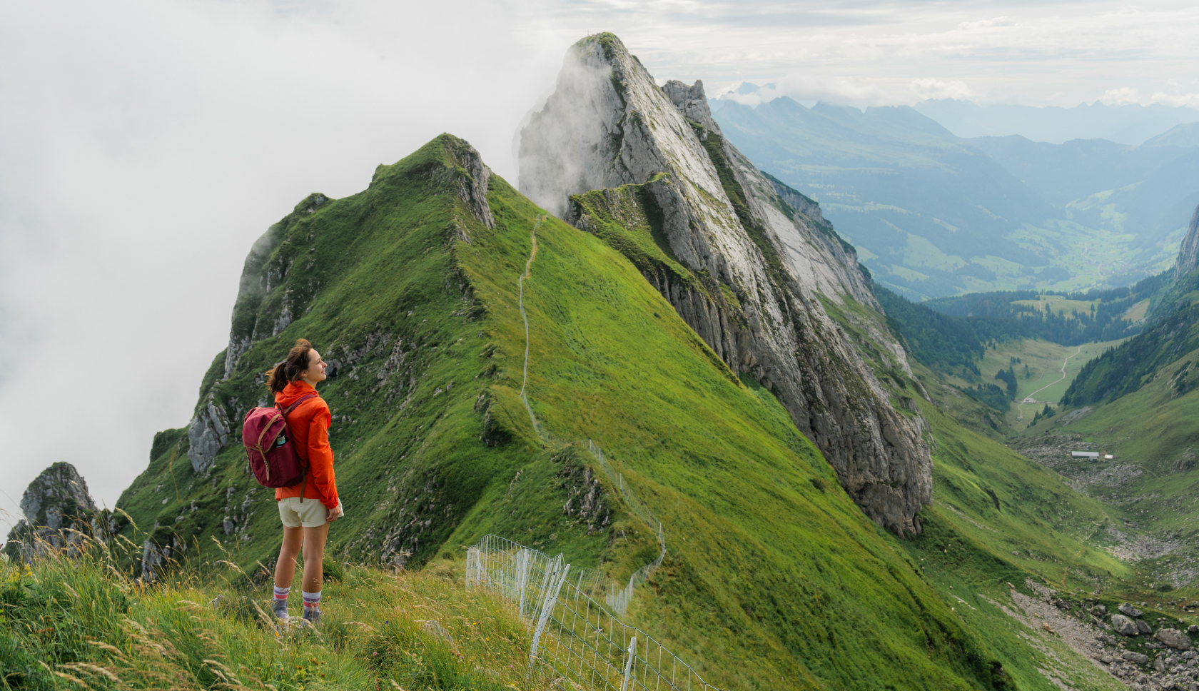 jonge vrouw wandelt in gebergte
