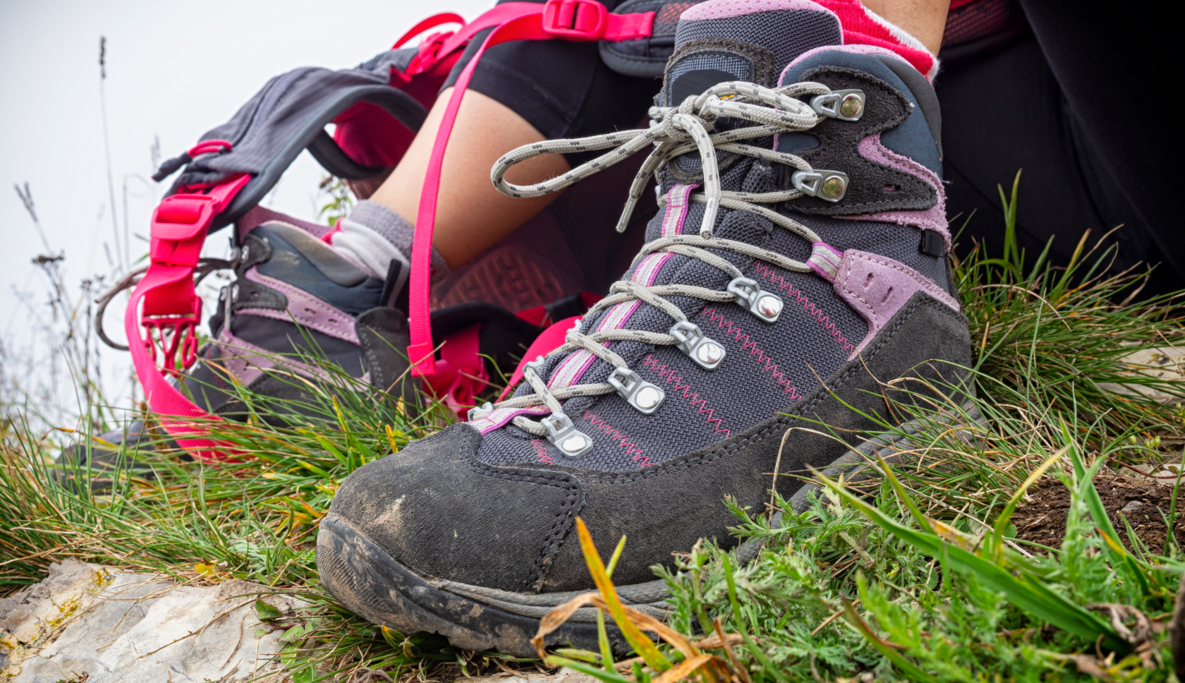 wandelschoenen met rose accenten in het gras