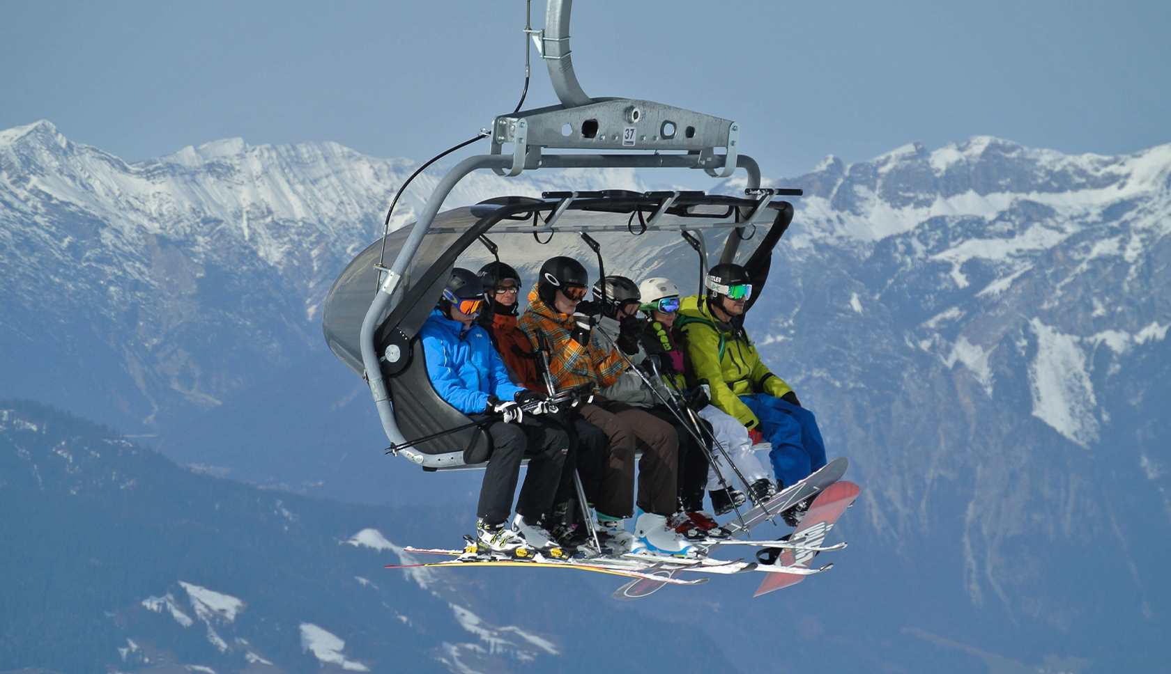 groep zit in de skilift op wintersport