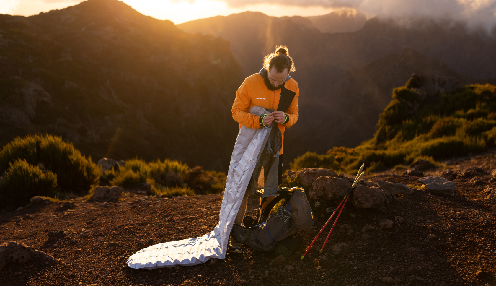 man blaast zijn beste lichtgewicht slaapmatje op