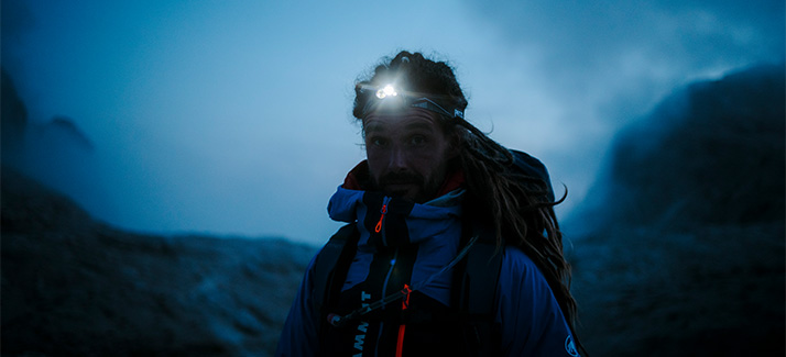 wandelaar in het donker met hoofdlamp