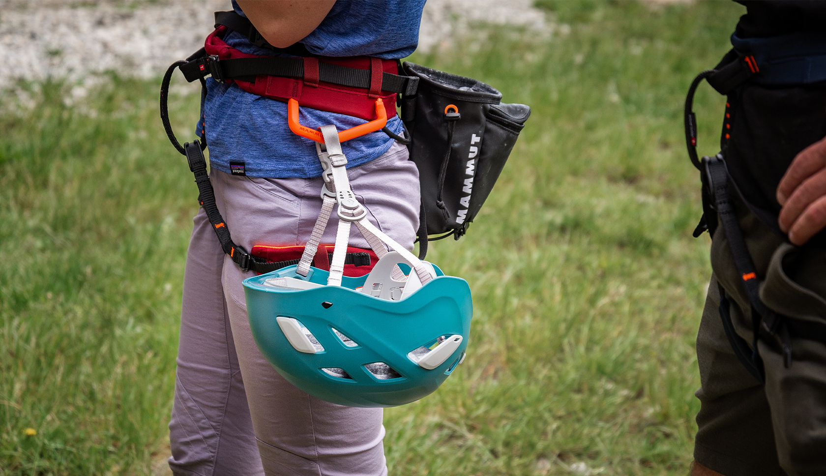 vrouw met klimgordel om haar middel