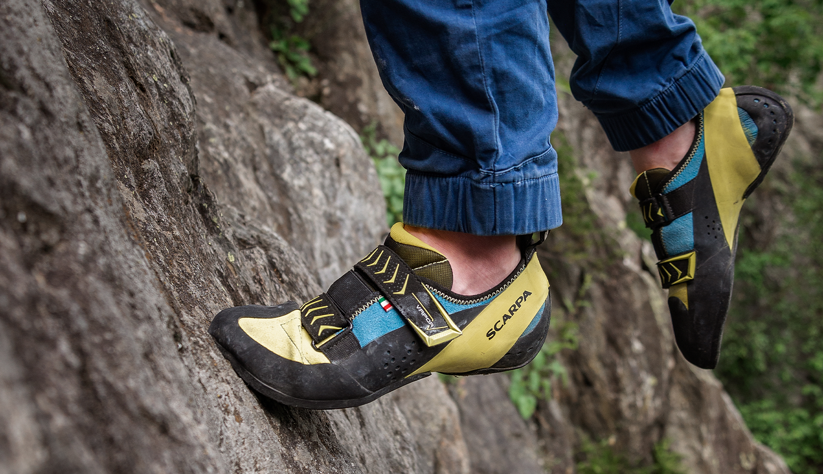 klimschoenen tegen rotswand