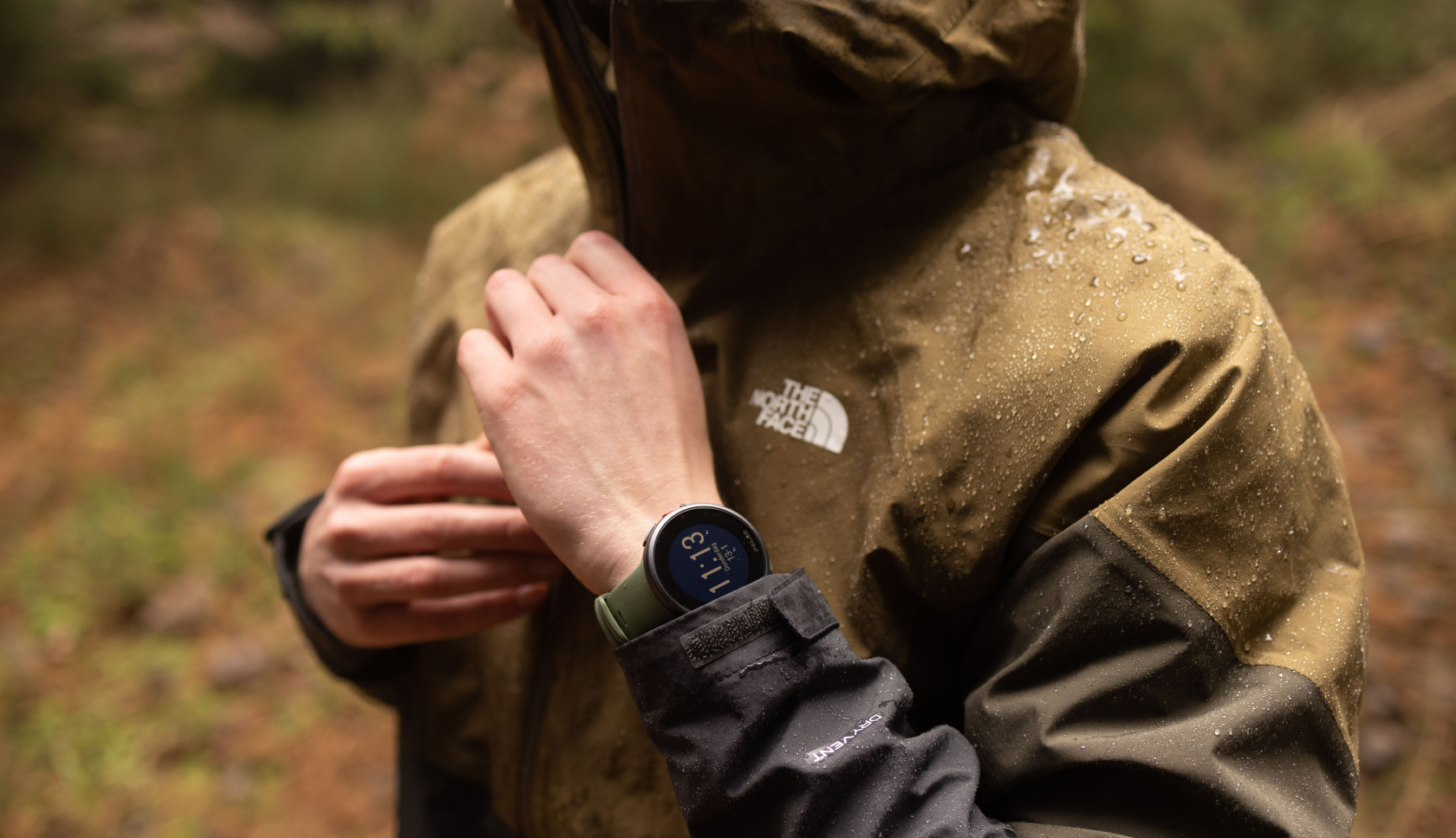 man in de regen met waterdichte jas