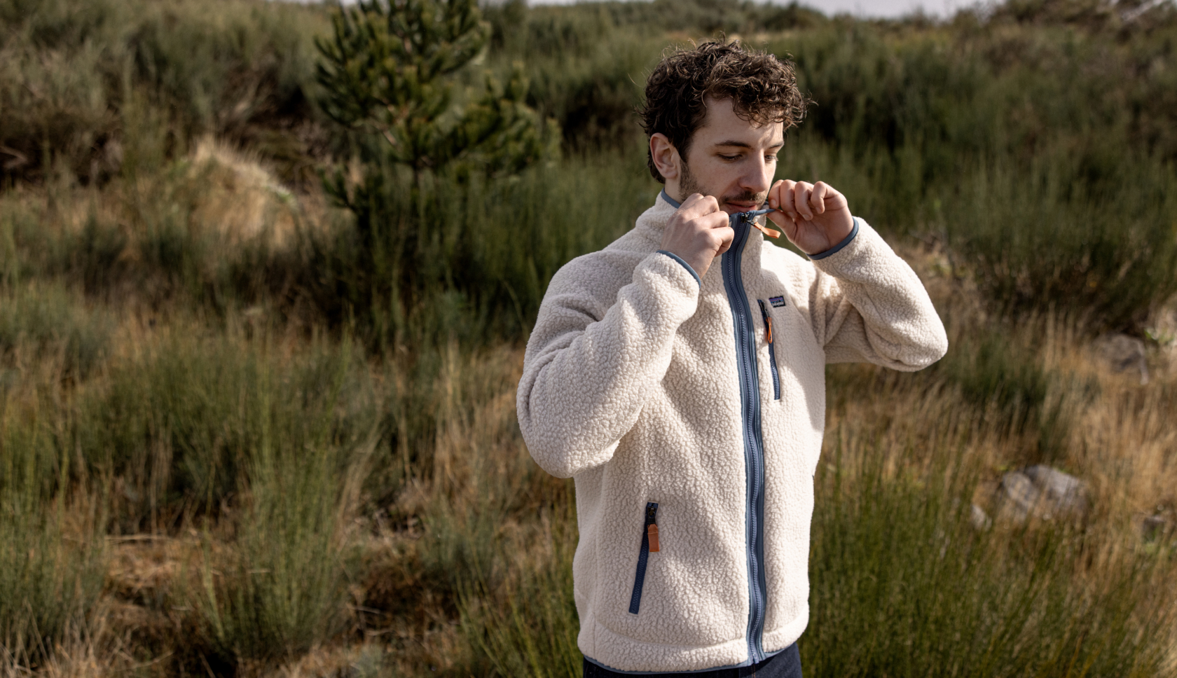 man met witte fleecetrui aan