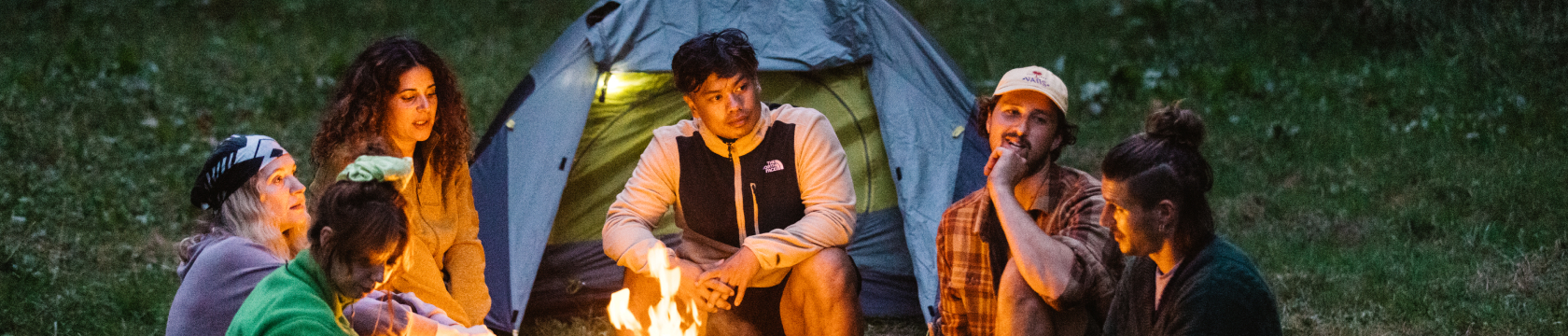 groep zit om een kampvuur