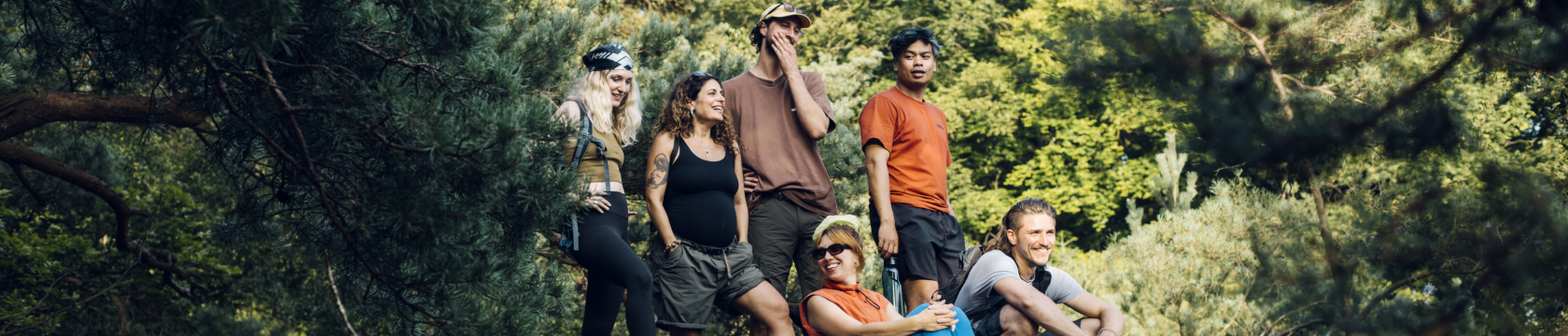 groep neemt pauze in de natuur