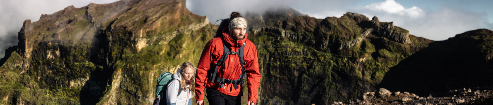 twee mensen wandelen door de bergen