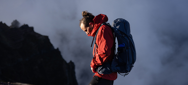 vrouw draagt een gorte rugzak in de zon