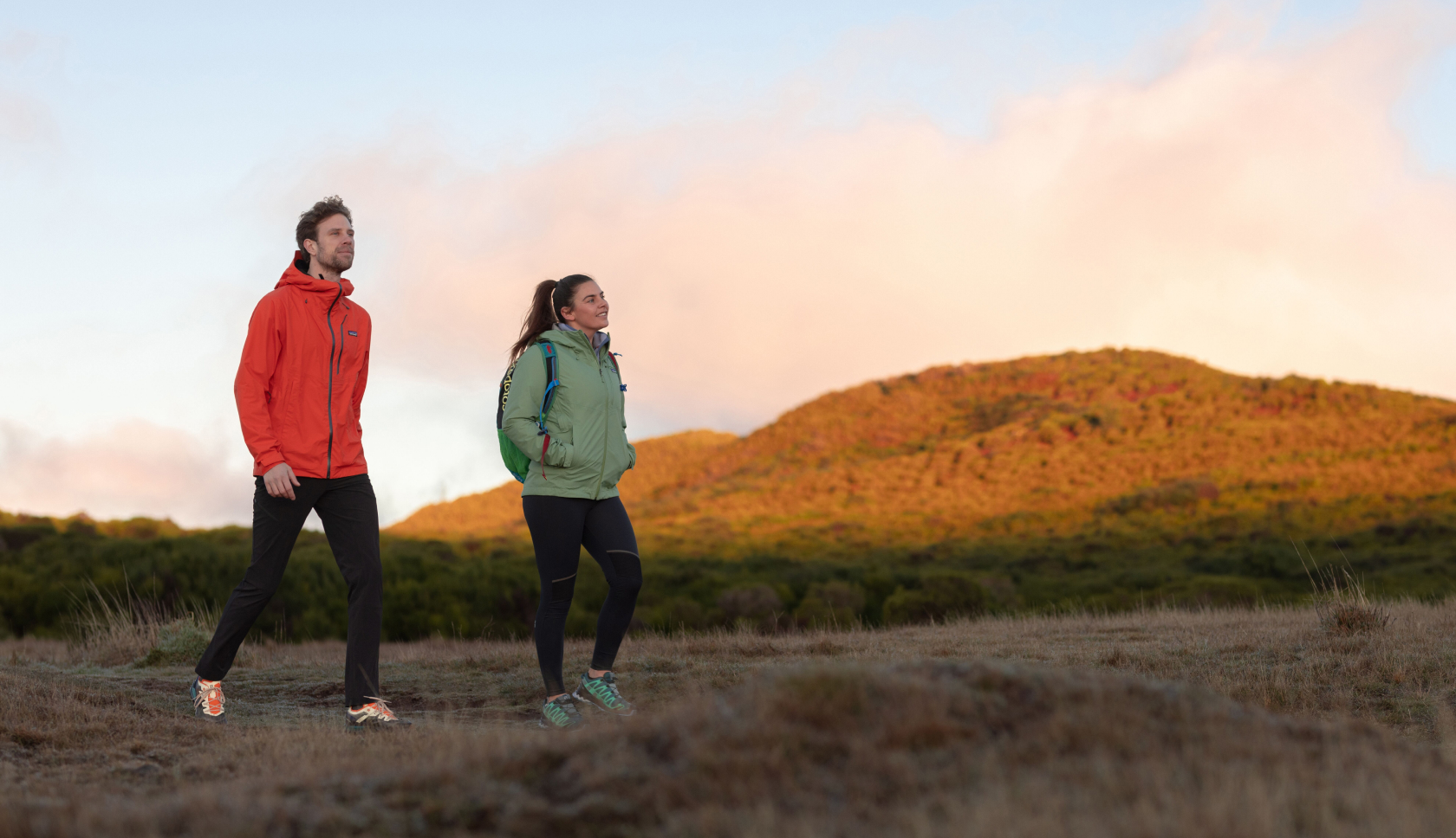 twee wandelaars op trailschoenen