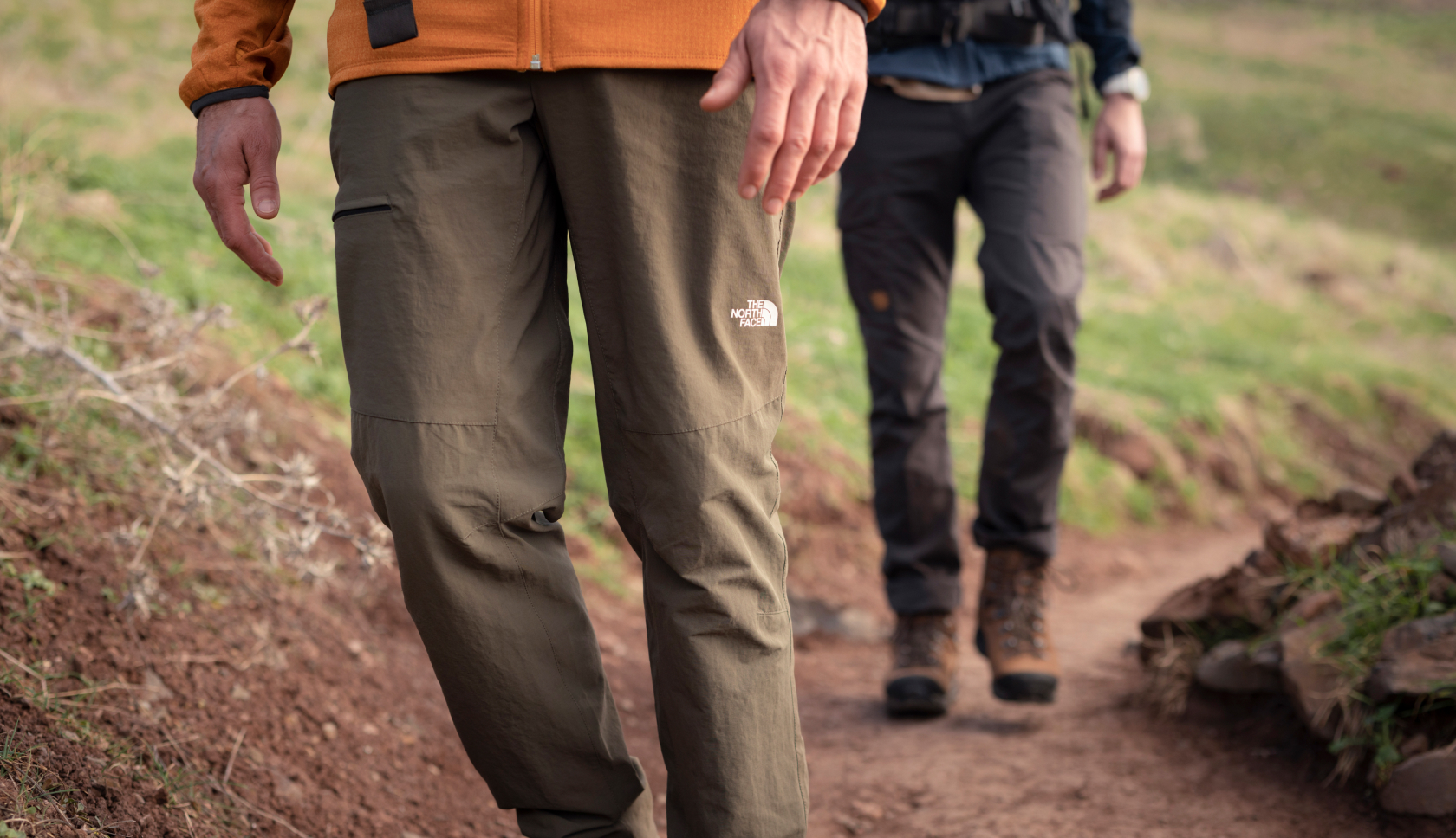 twee mannen in wandelbroeken op een trail