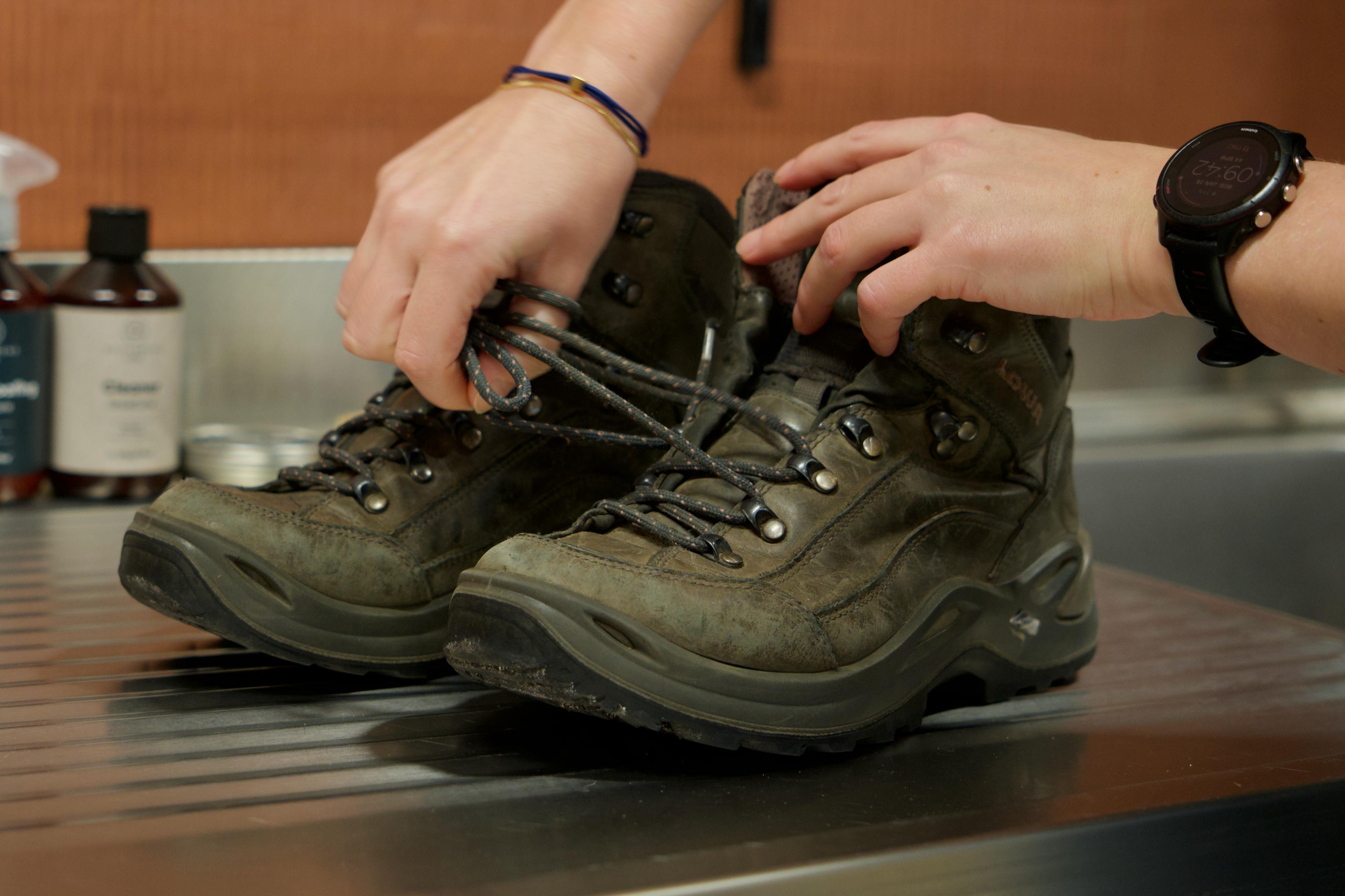 veters van wandelschoenen uitrijgen
