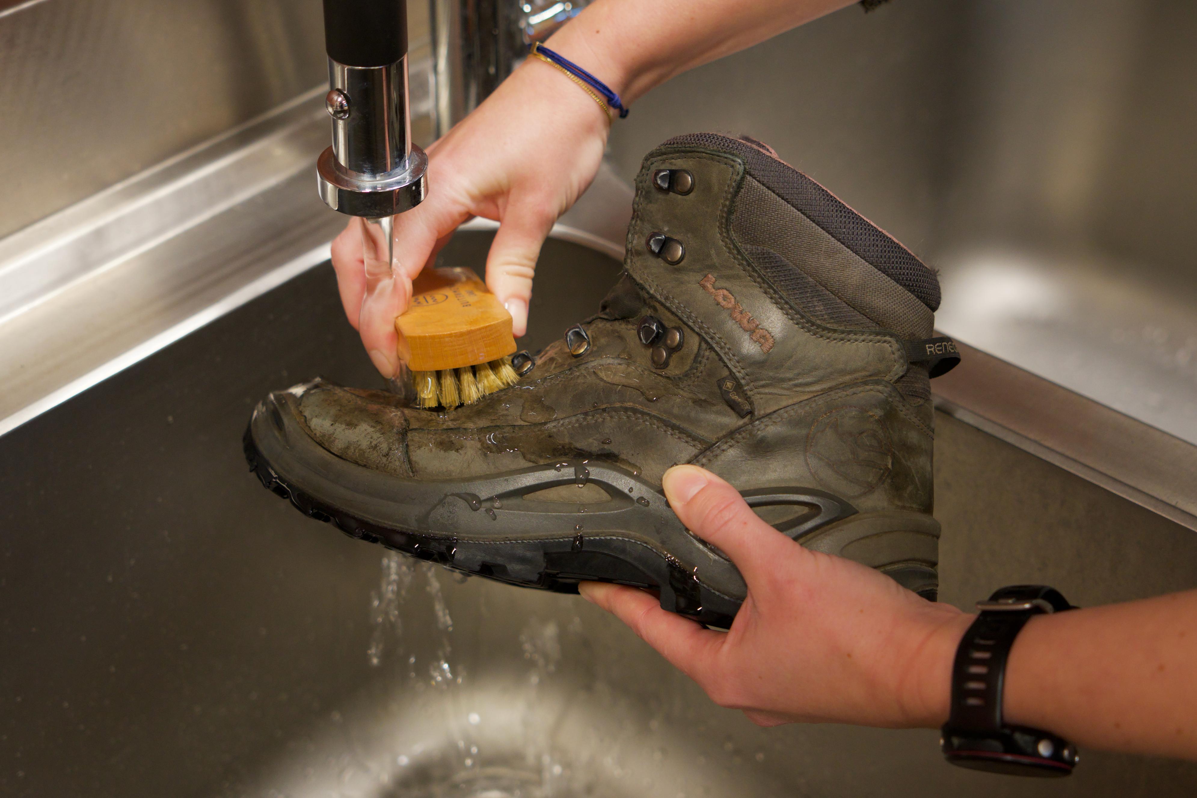 schoenen afspoelen met water