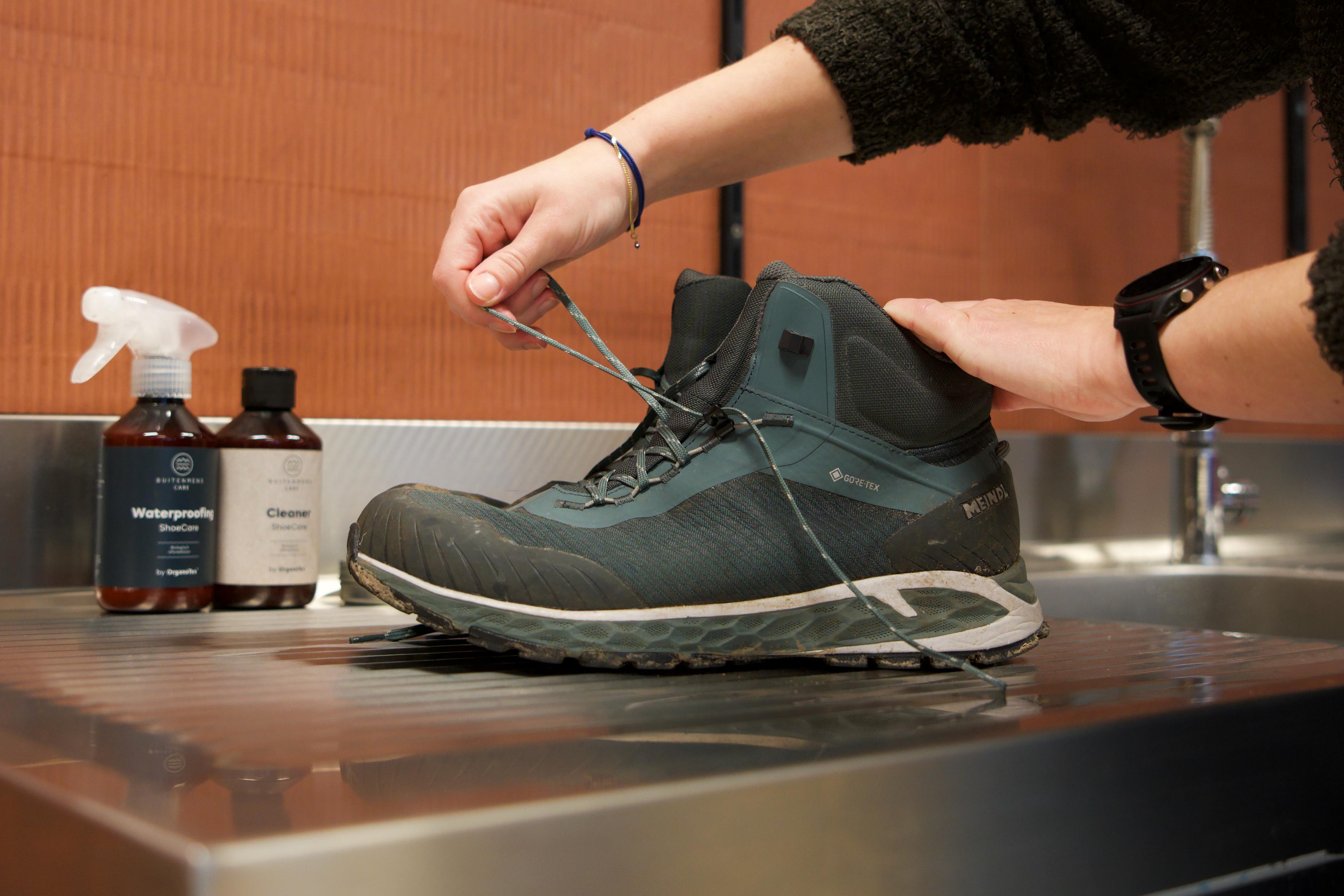 veters van wandelschoenen uitrijgen