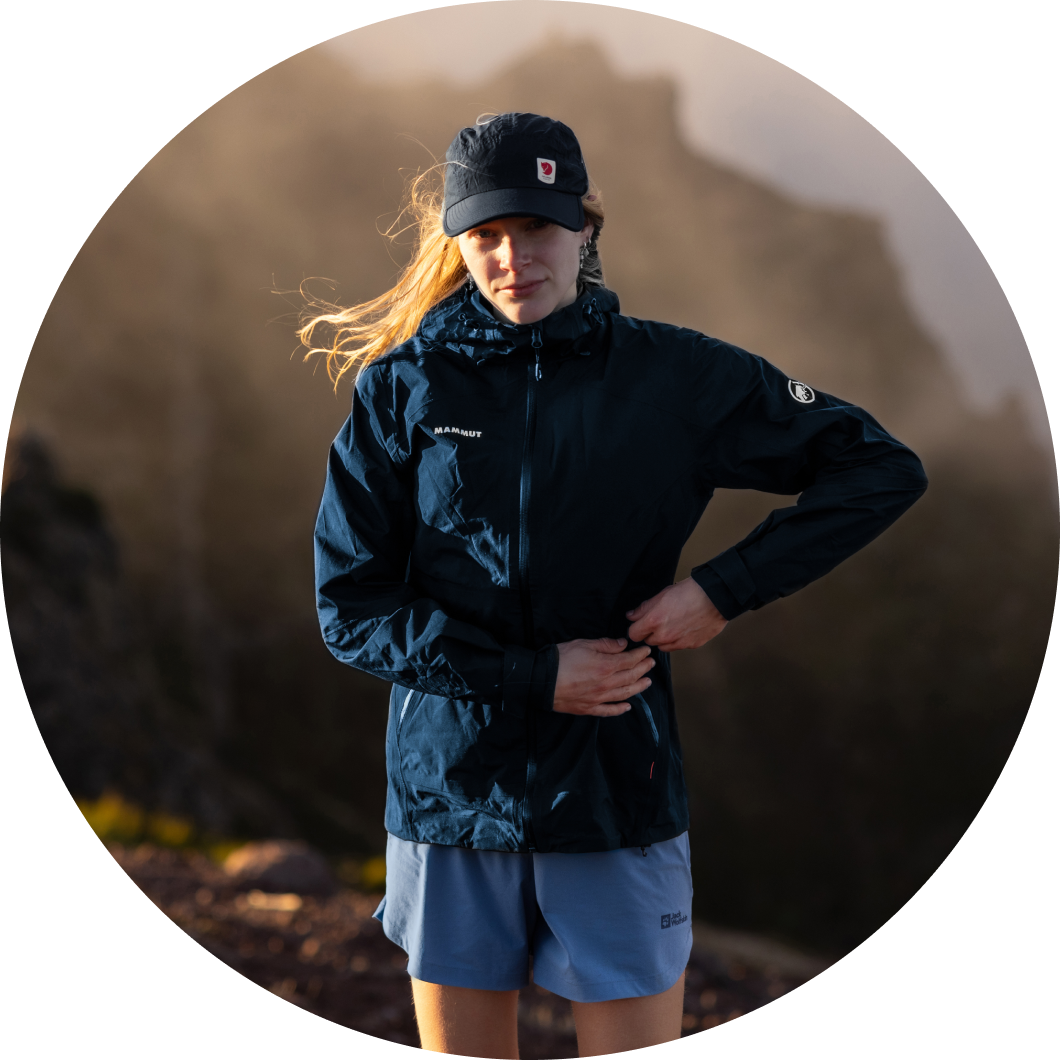 Buitenexpert Dominique met een rode hardshell van Patagonia aan