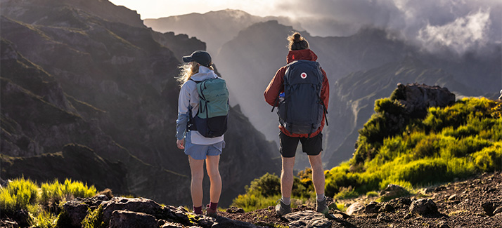 een man en vrouw kijken uit over de bergen