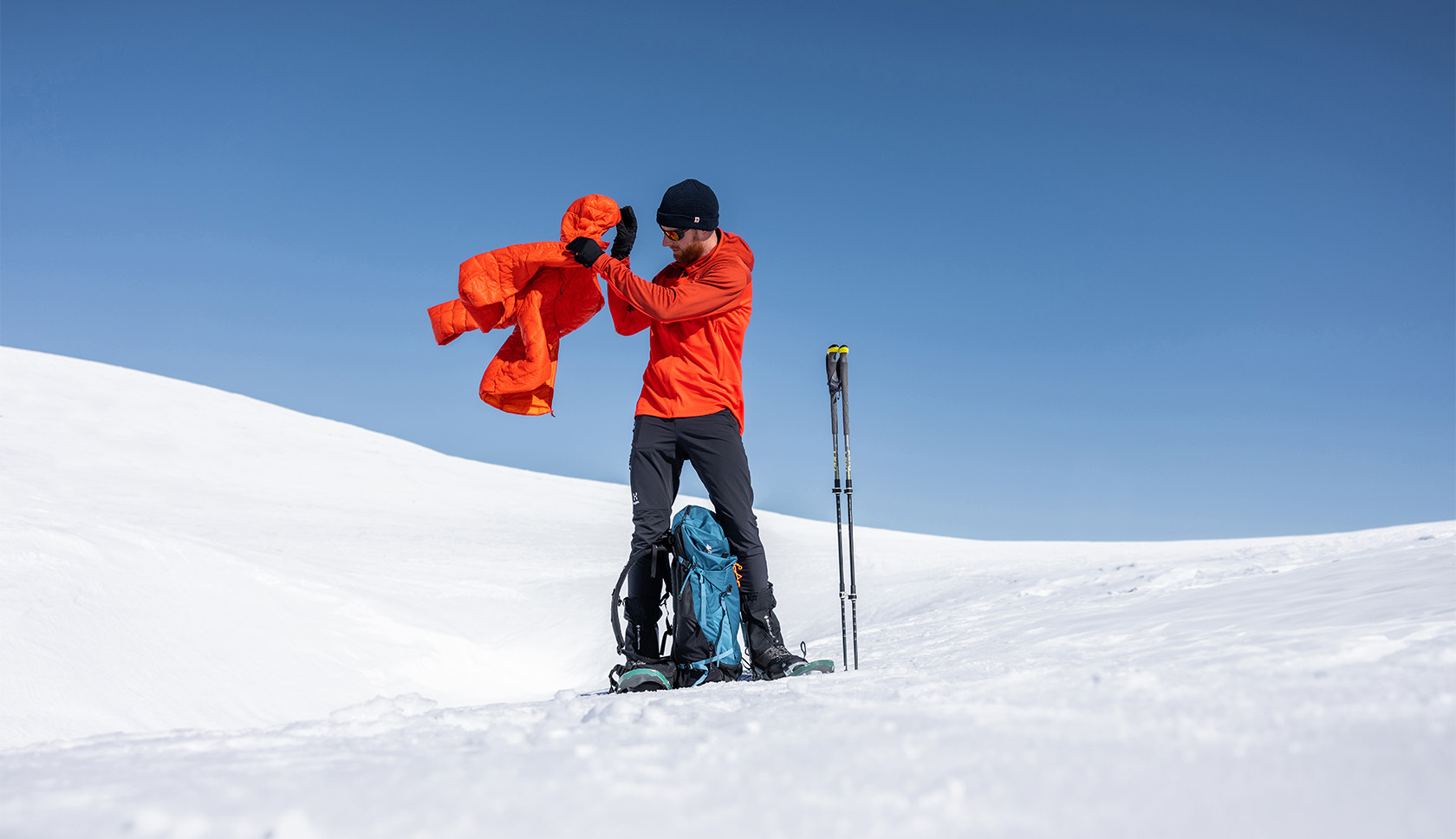 man in ski-outfit staat op de piste