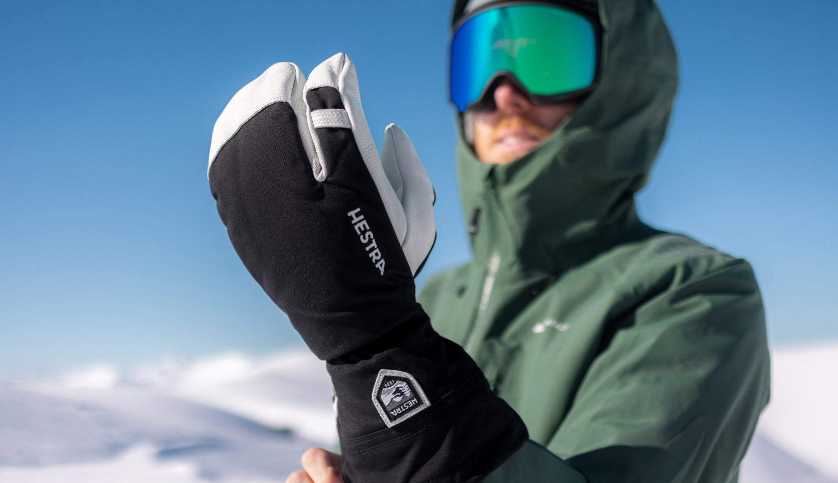 wintersporter met handschoen op de piste