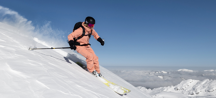 gezin met kinderen maakt een wandeling door het bos