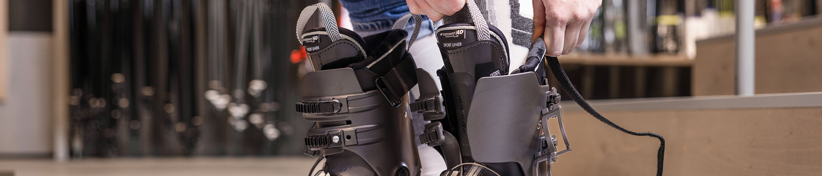 persoon past skischoen in de winkel