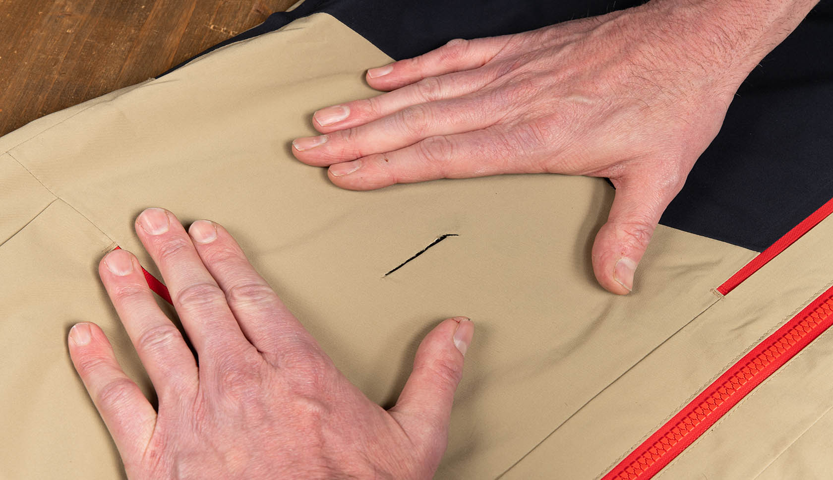 een extra paar handen trekt de jas strak