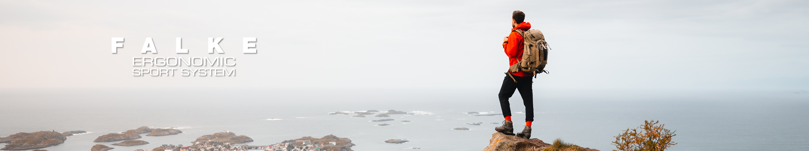wandelaar met een grote rugzak kijkt uit over het water