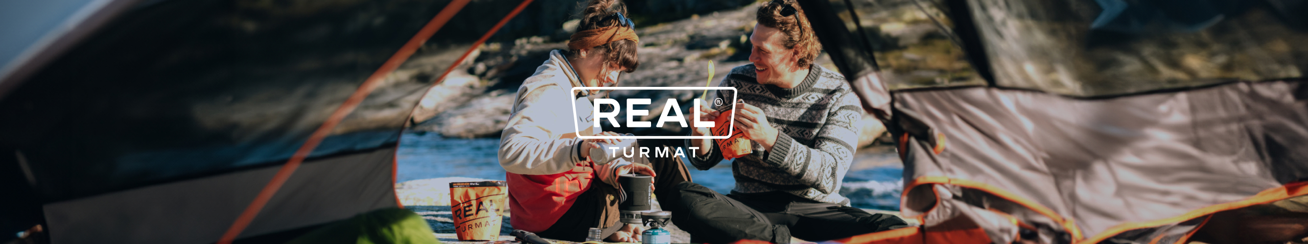mensen eten Real Turmat voor een tent