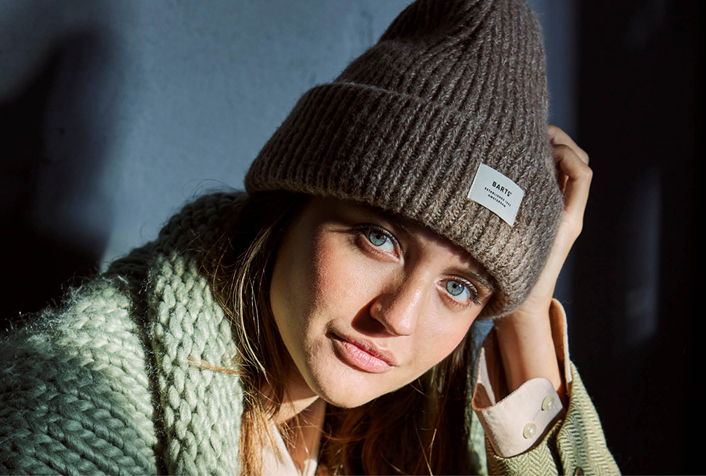 vrouw met een grijze muts op