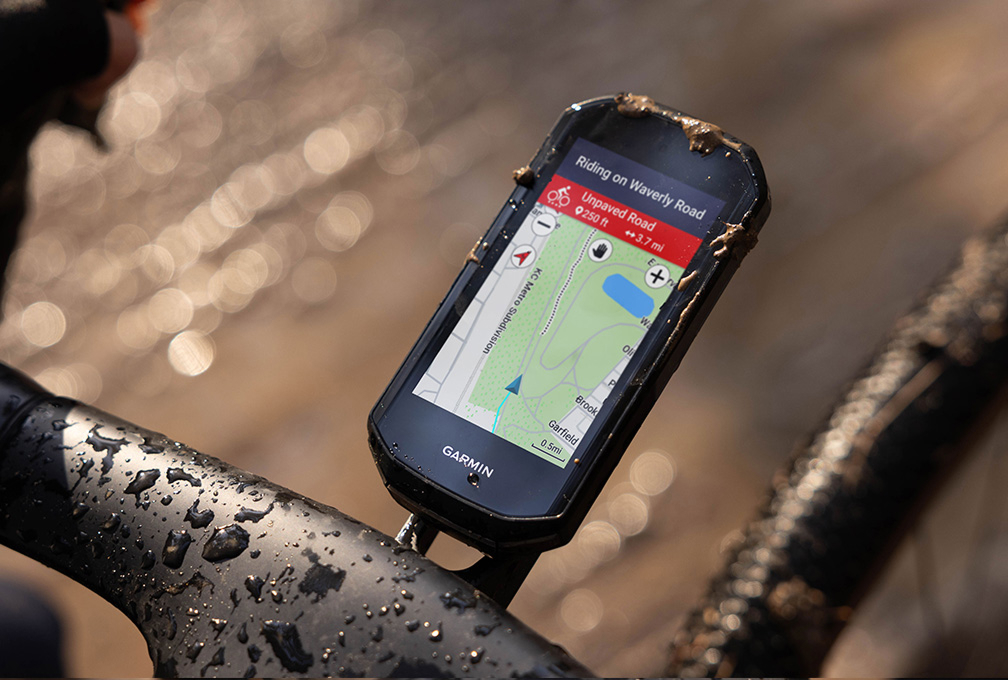 garmin fietscomputer aan een stuur bevestigd