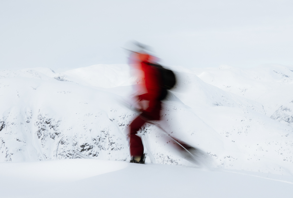 een wazig shot van een wintersporter die door de sneeuw loopt