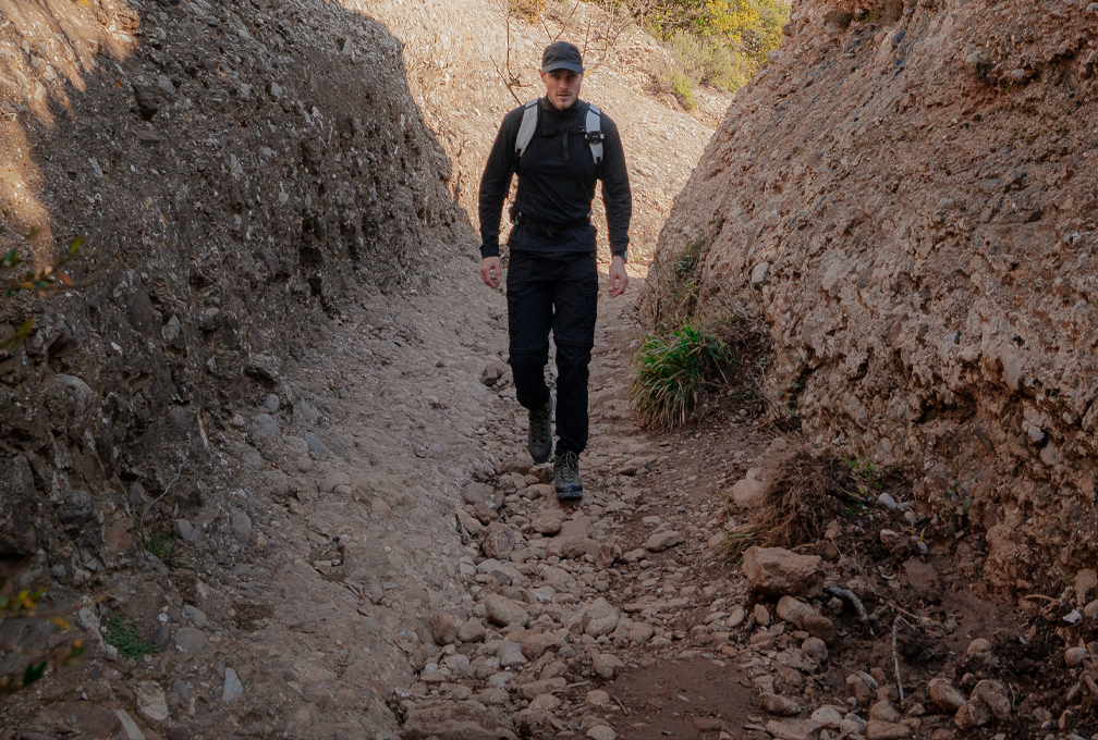man wandelt tussen twee stenen wanden