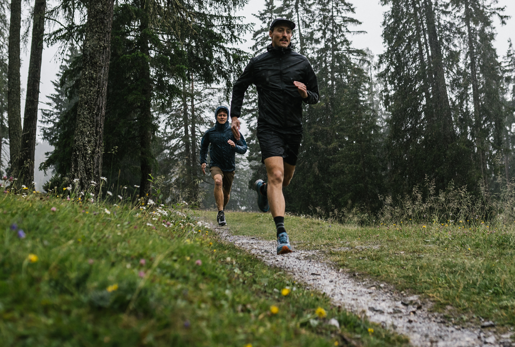 twee mensen hardlopen over een olifantenpad