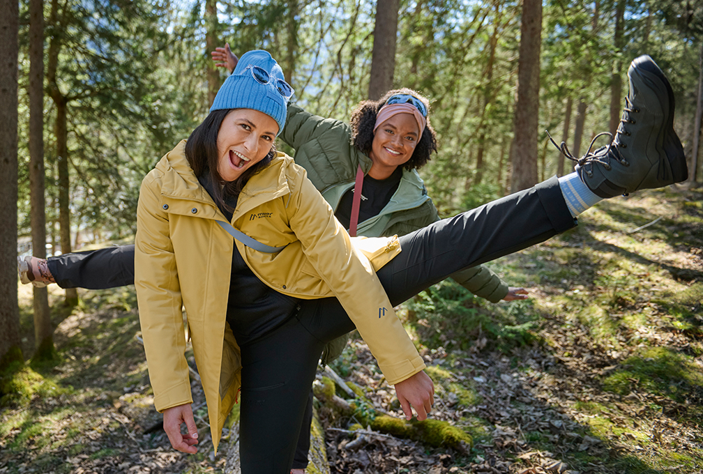 twee vrouwen poseren amicaal in het bos