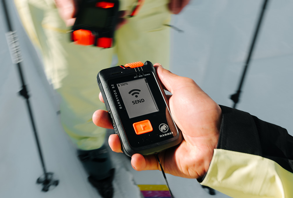 hand houdt een sos-zender vast