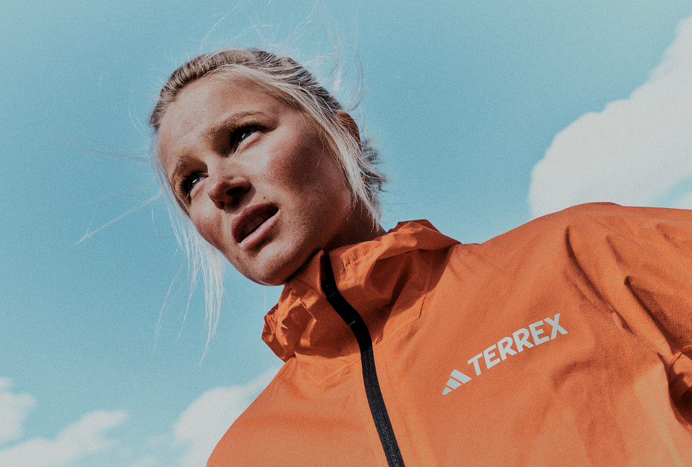 vrouw in adidas terrex-jas