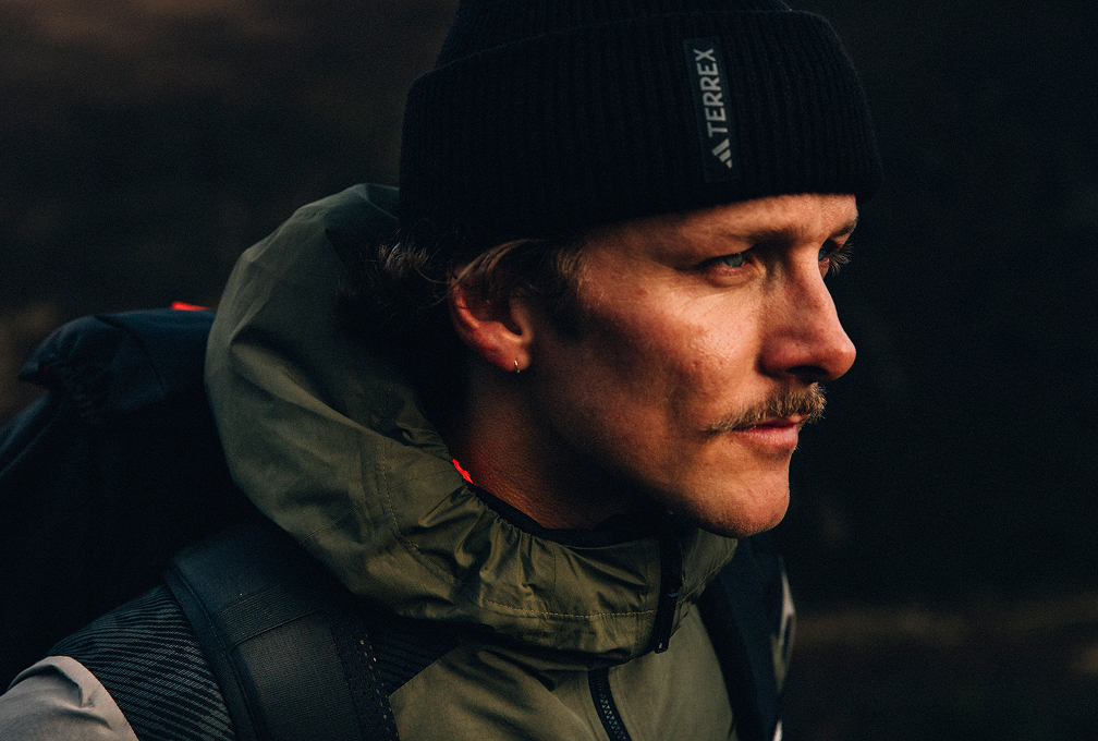 man in adidas terrex-kleding