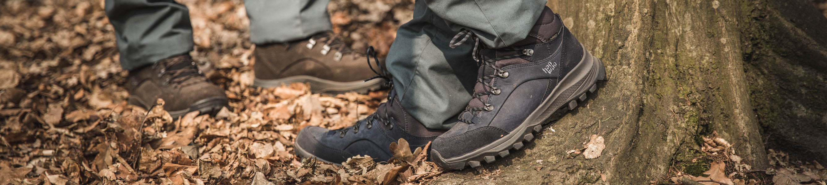 man en vrouw aan het wandelen
