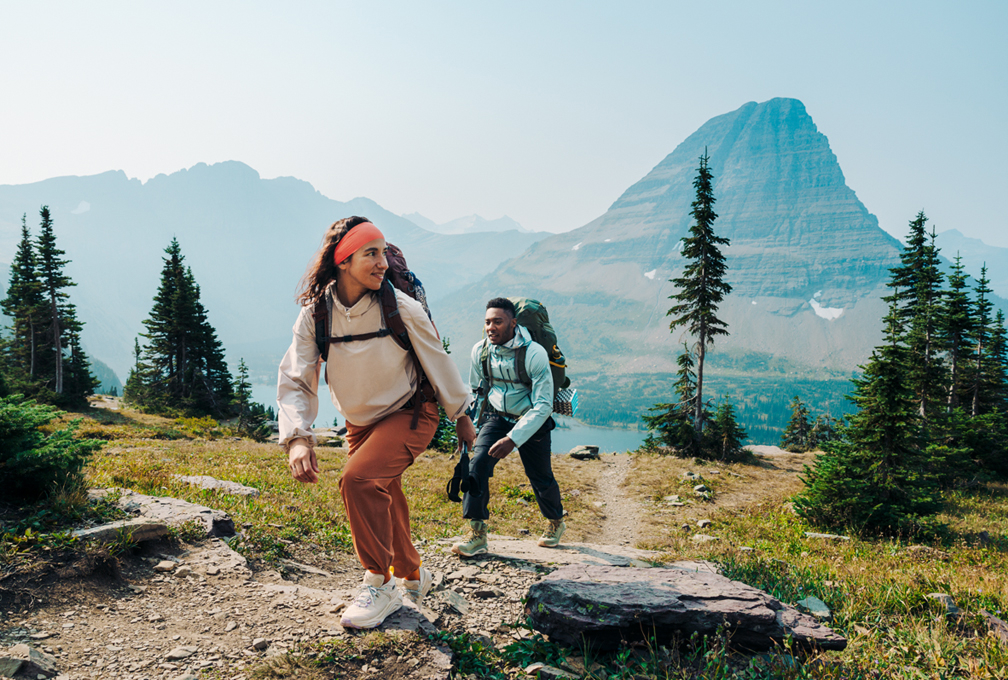 Mensen in Hoka wandelschoenen