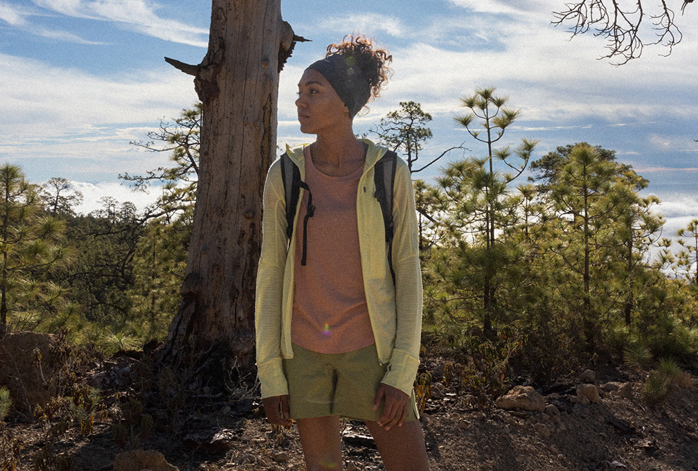 vrouw in icebreaker-kleding