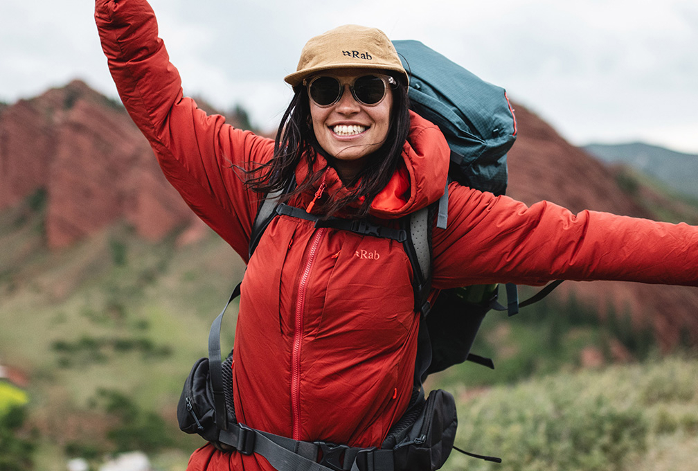 vrouw in rab-kleding